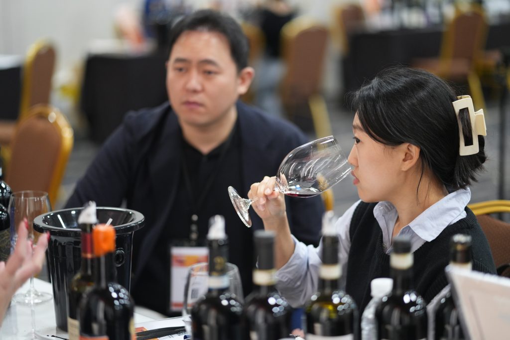 Operatrice che degusta il vino