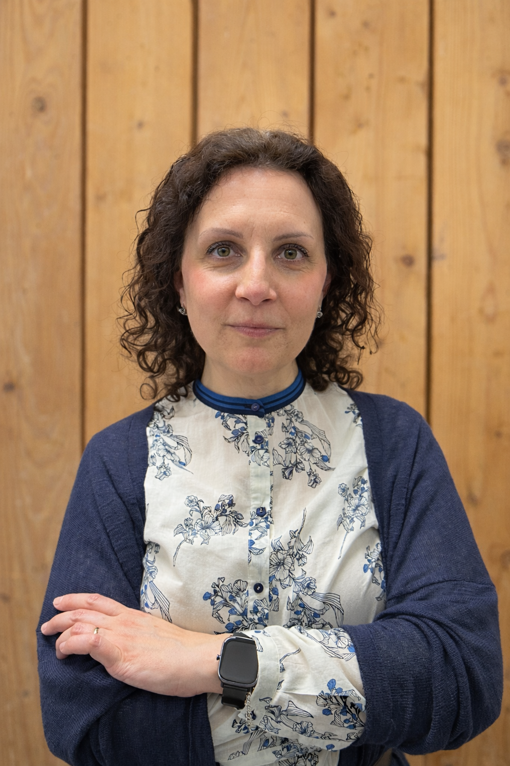 Donna in un maglione blu navy)